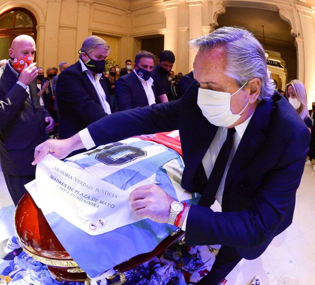Rozloučit se s Diegem Maradonou přišel i argentinský prezident Alberto Fernandez