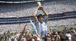 Nejslavnější moment v kariéře Diega Maradony, drží trofej pro mistry světa 1986