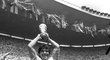 Diego Maradona s trofejí pro mistry světa 1986