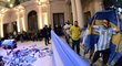 Lidé se klaní rakvi s ostatky Diega Maradony v prezidentském paláci v Buenos Aires
