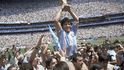 Nejslavnější moment v kariéře Diega Maradony, drží trofej pro mistry světa 1986