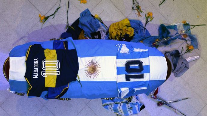 Rakev s ostatky Diega Maradony v prezidentském paláci v Buenos Aires