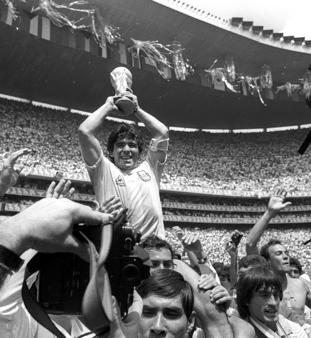 Diego Maradona s trofejí pro mistry světa 1986