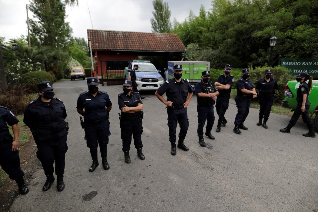 Policisté před domem, kde zemřel Diego Maradona