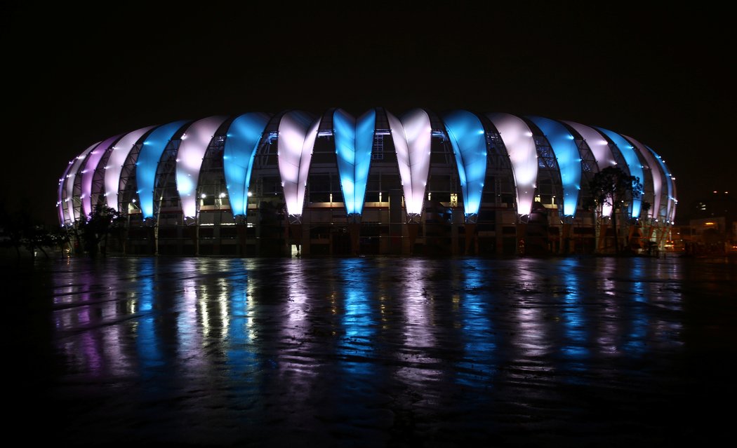 Stadion v brazilském Porto Alegre se v noci rozzářil modrobíle na památku Diega Maradony