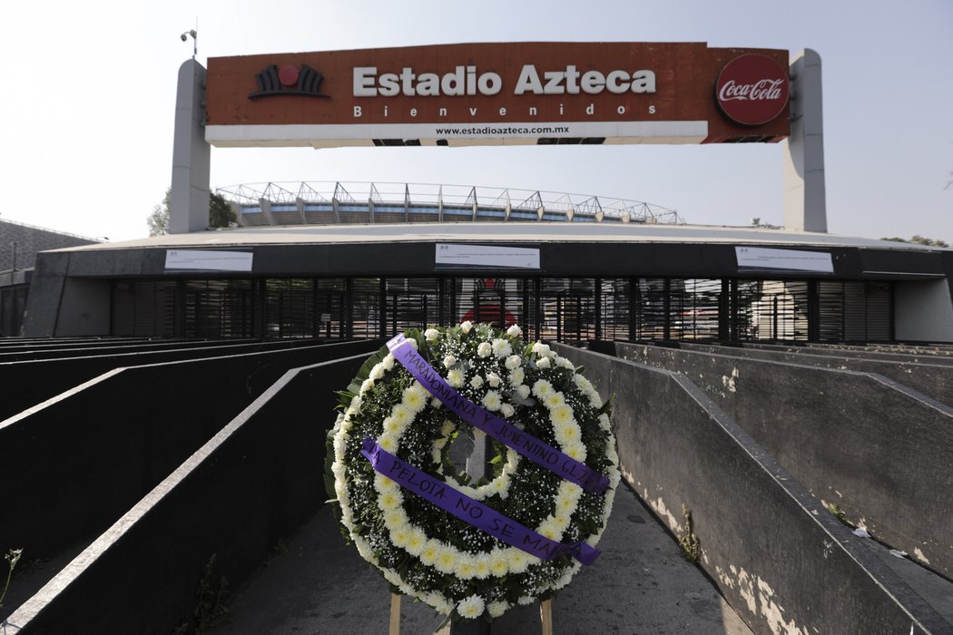 Věnec na památku Diega Maradony se objevil i před stadionem Azteca v Mexico City, kde legendární Argentinec slavil titul na MS 1986