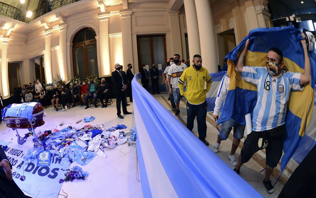 Lidé se klaní rakvi s ostatky Diega Maradony v prezidentském paláci v Buenos Aires