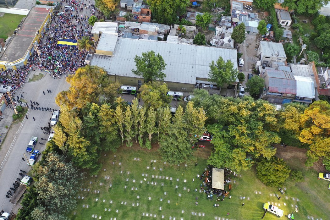 Pohřeb Diega Maradony na hřbitově v Buenos Aires