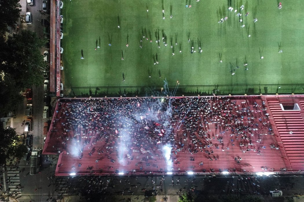 Fanoušci zaplnili v den Maradonovy smrti jednu z tribun na stadionu Argentinos Juniors