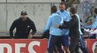 Spoluhráči odvádějí Patrice Evru po útoku na fanouška Marseille