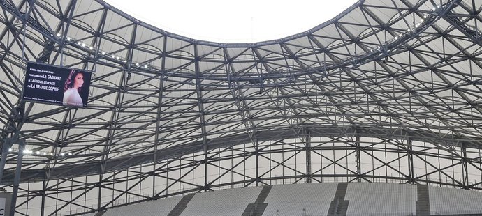 Stadion Vélodrome v Marseille má skutečně impozantní tribuny