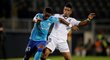 Obránce Marseille Bouna Sarr uniká s míčem