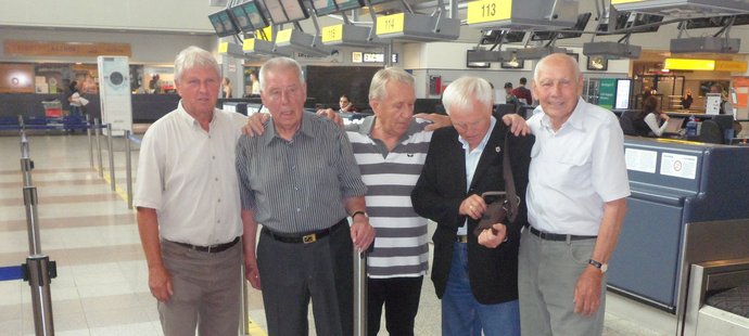 Josef Masopust (druhý zleva) a další stříbrní medailisté z Chile 62 na letišti Heathrow v Londýně