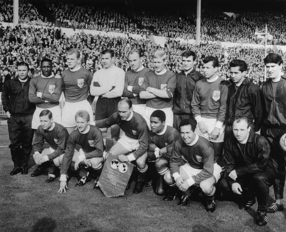 Josef Masopust (v horní řadě třetí zprava) ve výběru světa při utkání s Anglií ve Wembley v roce 1963