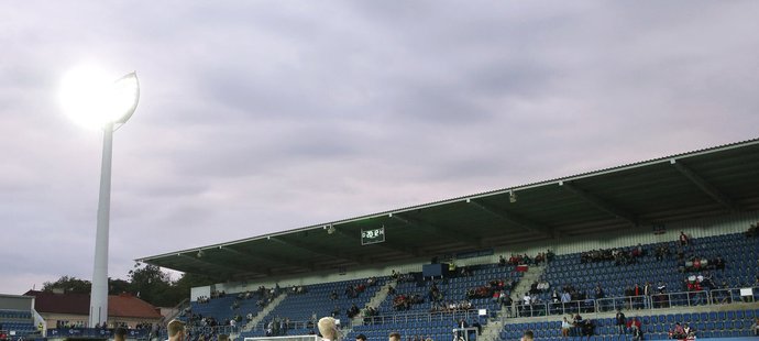 Ani při utkání Anglie s Portugalskem se nepodařilo stadion v Uherském Hradišti zcela zaplnit