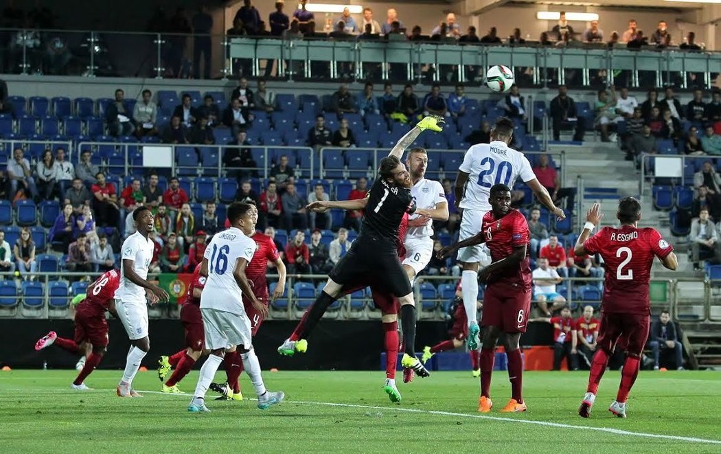 Při zápase Anglie s Portugalskem zůstala na tribunách řada volných míst