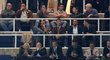 Cristiano Ronaldo na tribuně při zápase Realu Madrid, jeho agent Jorge Mendes sedí o řadu níž přímo pod ním