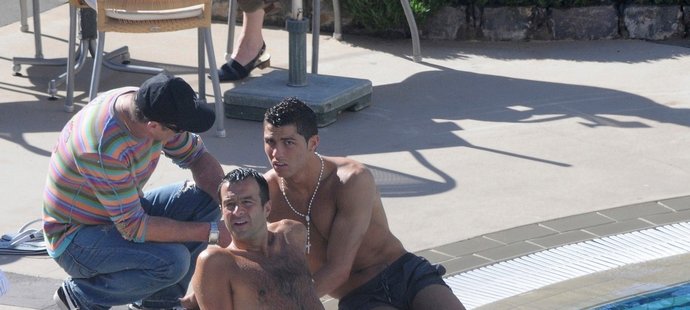 Jorge Mendes se svým elitním klientem Cristianem Ronaldem na dovolené u bazénu