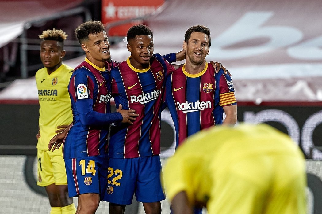Philippe Coutinho, Ansu Fati a Lionel Messi z Barcelony si užívají gólovou radost v utkání proti Villarrealu