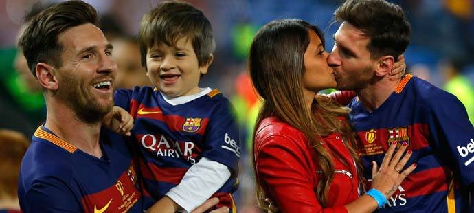 Loinel Messi si užil pohárové oslavy. Na stadionu Vicente Calderóna běhal po zápase i s manželkou a synkem.