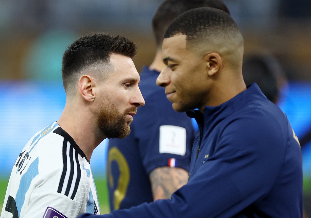 Lionel Messi a Kylian Mbappé při finále MS v Kataru
