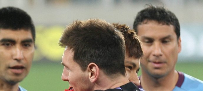 Ještě než se sejdou v dresu Barcelony, nastoupili proti sobě hvězdní fotbalisté Lionel Messi a Neymar v charitativní exhibici v Limě. Oba vstřelili po dvou gólech, z vítězství 8:5 se radoval výběr čtyřnásobného nejlepšího hráče světa Messiho.