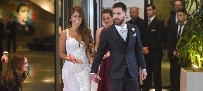 Lionel Messi se svou dlouholetou partnerkou Antonellou Roccuzzovou, kterou si vzal za ženu