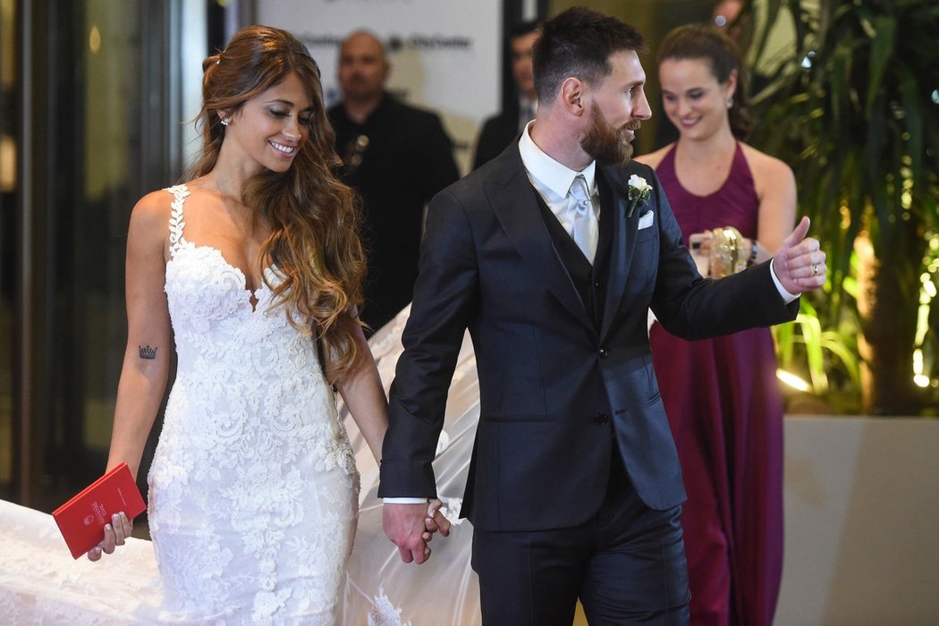 Lionel Messi se svou dlouholetou partnerkou Antonellou Roccuzzovou, kterou si vzal za ženu