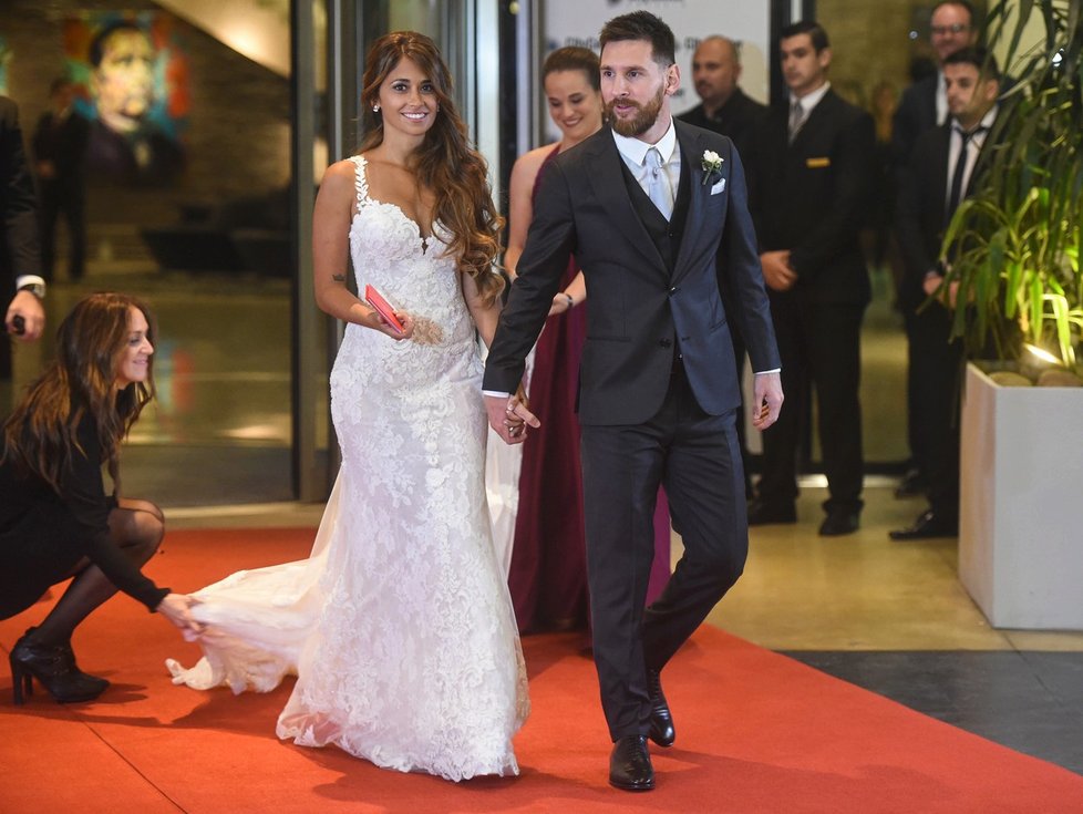 Lionel Messi se svou dlouholetou partnerkou Antonellou Roccuzzovou, kterou si vzal za ženu