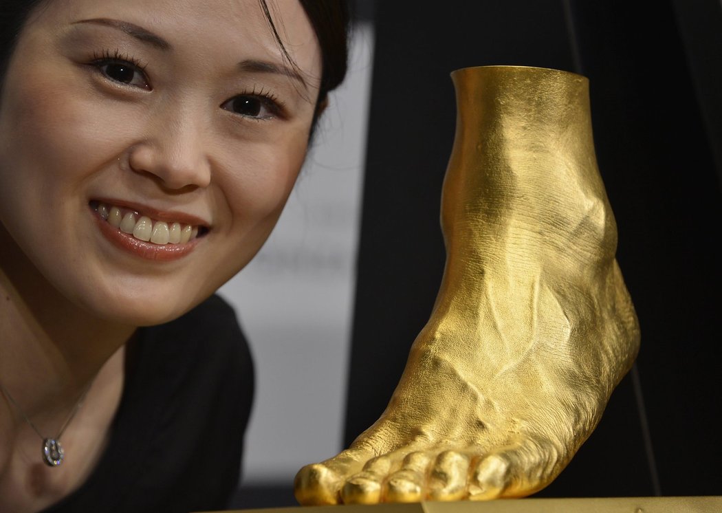 Japonské šperkařství Ginza Tanaka v Tokiu představilo odlitek levé nohy útočníka Barcelony z ryzího zlata, jehož hodnota je 5,25 milionu dolarů