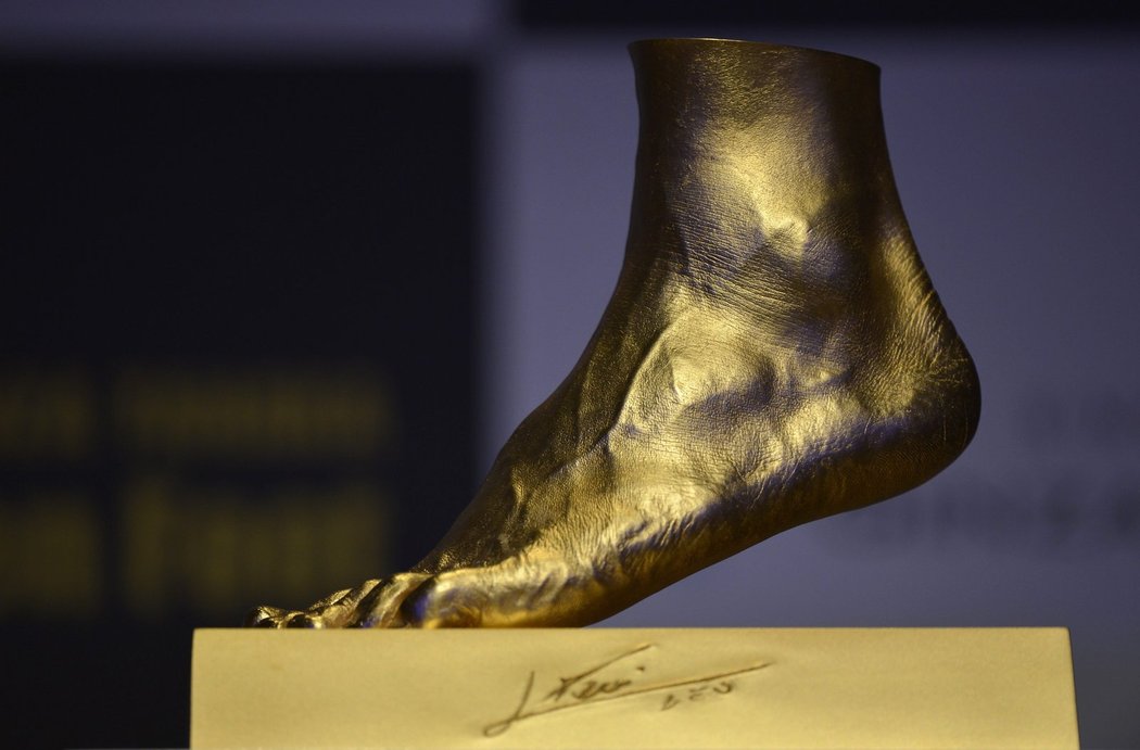 Na odlitku Messiho nohy jsou vidět žíly či chloupky na prstech