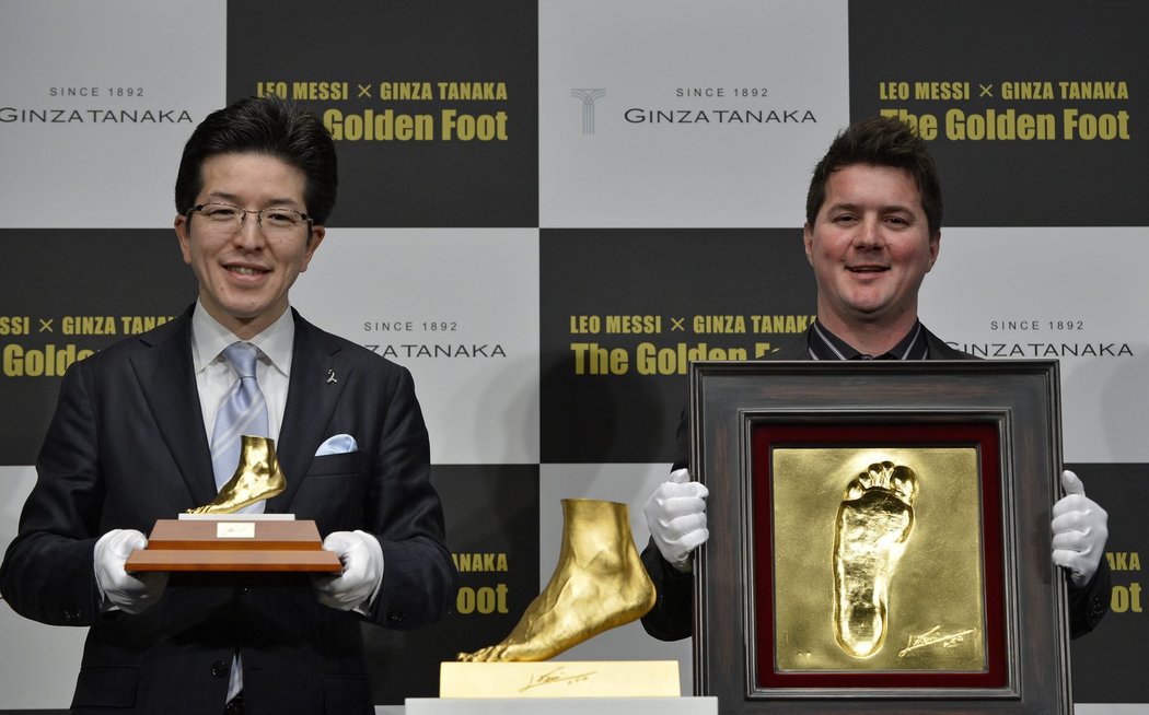 Zlatá noha půjde ve čtvrtek do prodeje a část výtěžku poputuje Messiho nadaci na pomoc japonským dětem z oblastí postižených cunami v březnu 2011