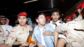 Strach v Messiho očích se nedá přehlédnout! Takhle ho vedli z letiště v Saudské Arábii.