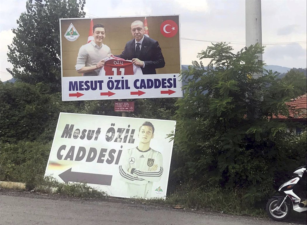V jednom tureckém městě nahradili směrovku s Özilovou fotografií v německém dresu jeho fotografií s tureckým prezidentem