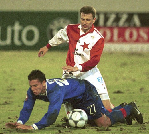 2001. Milan Baroš v dresu Baníku při ligovém utkání na Slavii.