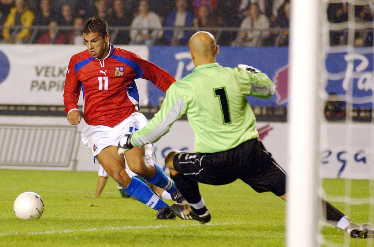 2001. Milan Baroš už v dresu reprezentačního áčka pomáhal v kvalifikaci MS 2002. Na snímku při výhře nad Bulharskem 6:0.