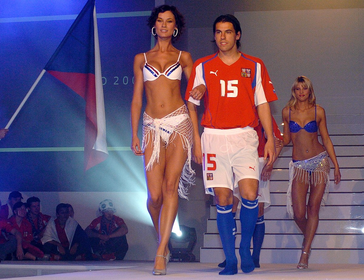 2004. Při módní přehlídce před mistrovstvím Evropy se předvedl Milan Baroš jako model.