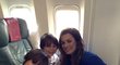 Pojďte, jedeme za tátou do Brazílie. Šeredová si s dětmi v letadle udělala selfie.