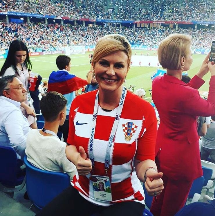 Chorvatská prezidentka Kolinda Grabar-Kitarovič povzbuzuje národní tým na mistrovství světa.