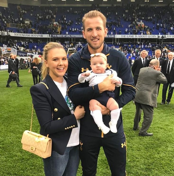 Anglický střelec Harry Kane má jednoho potomka s Kate Gooders.