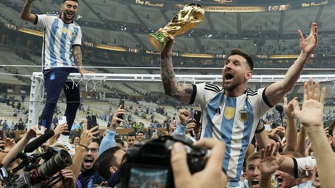 Zavalen trofejemi. Kariéra Lionela Messiho je unikátní.