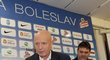 Karel Jarolím odchází z tiskové konference, na které byl představen jako nový trenér Mladé Boleslavi