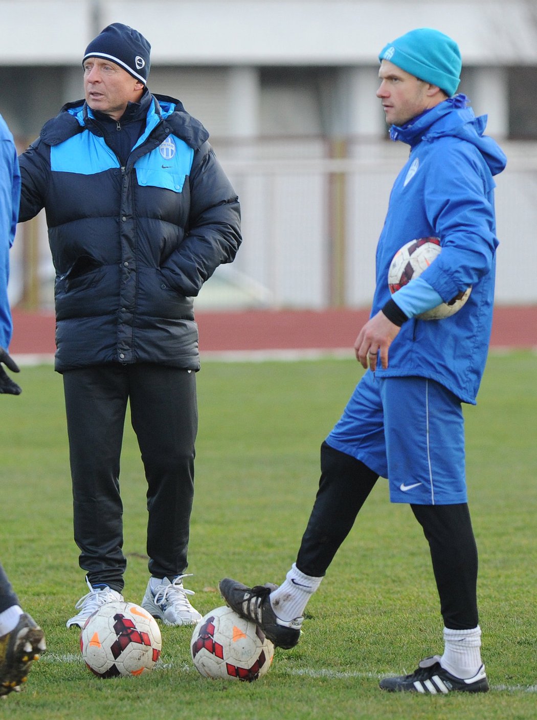 Trenér Karel Jarolím na tréninku mladoboleslavských fotbalistů se synem Davidem