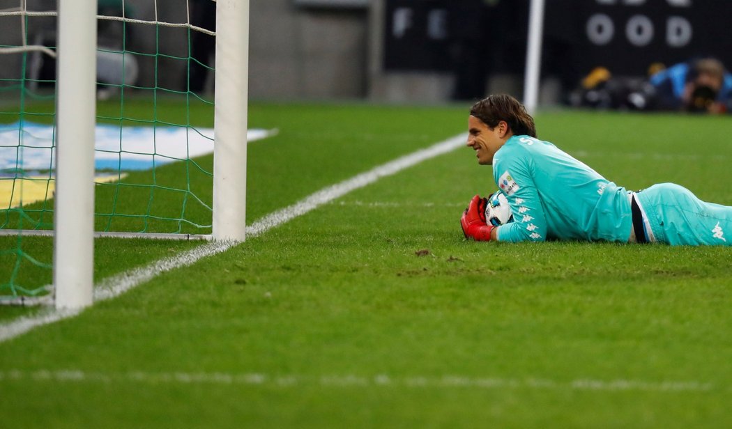 Gólman Yann Sommer pevně svírá balon po jednom ze svých zákroků