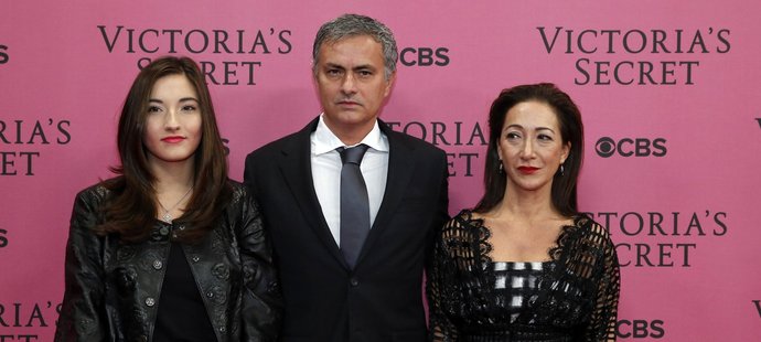 José Mourinho přivedl na módní přehlídku manželku Matilde Farii a dceru Matilde