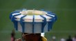 Jeden z fanoušků si přinesl model stadionu Maracaná také na hlavě