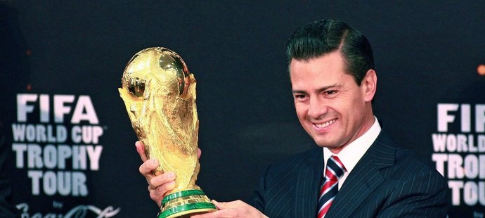 Trofej pro mistry světa doputovala i do Mexika, kde si ji potěžkal prezident Enrique Pena Nieto.