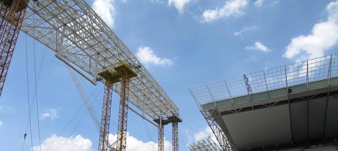 Tady už dávno neměl být výhled mimo stadion. Jenže stavba v Sao Paulu nabrala zpoždění.