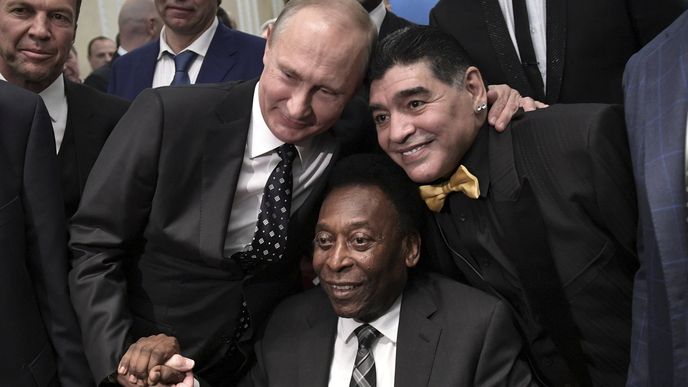 Ruský prezident Vladimir Putin se fotil s fotbalovými legendami Pelém a Diegem Maradonou