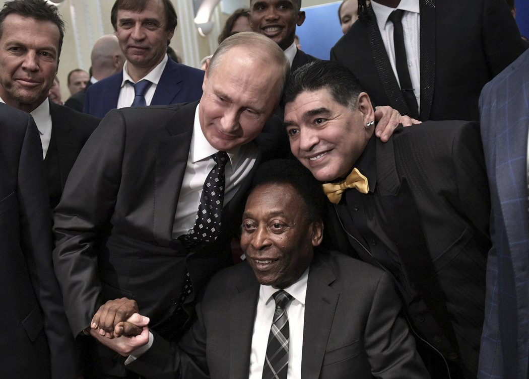 Ruský prezident Vladimir Putin se fotil s fotbalovými legendami Pelém a Diegem Maradonou